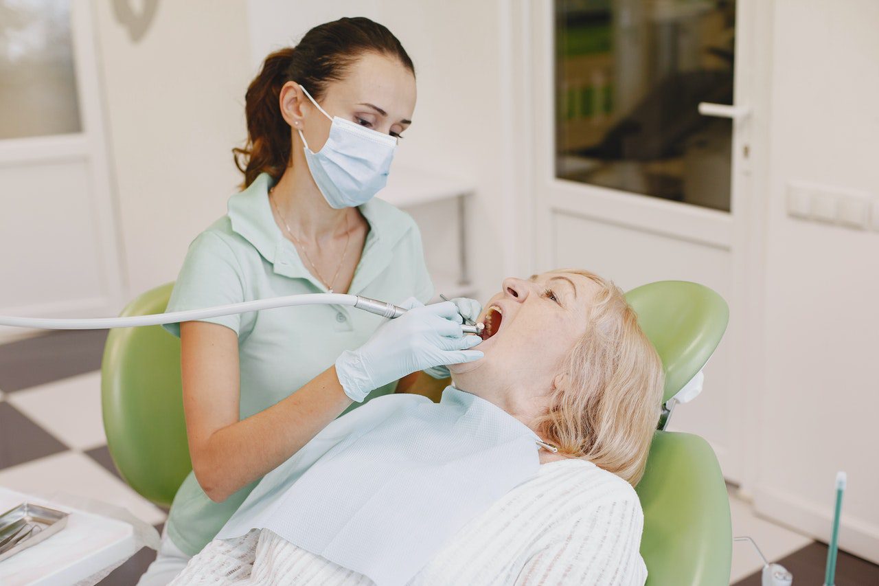 How to Maintain Good Oral Hygiene with Dental Implants